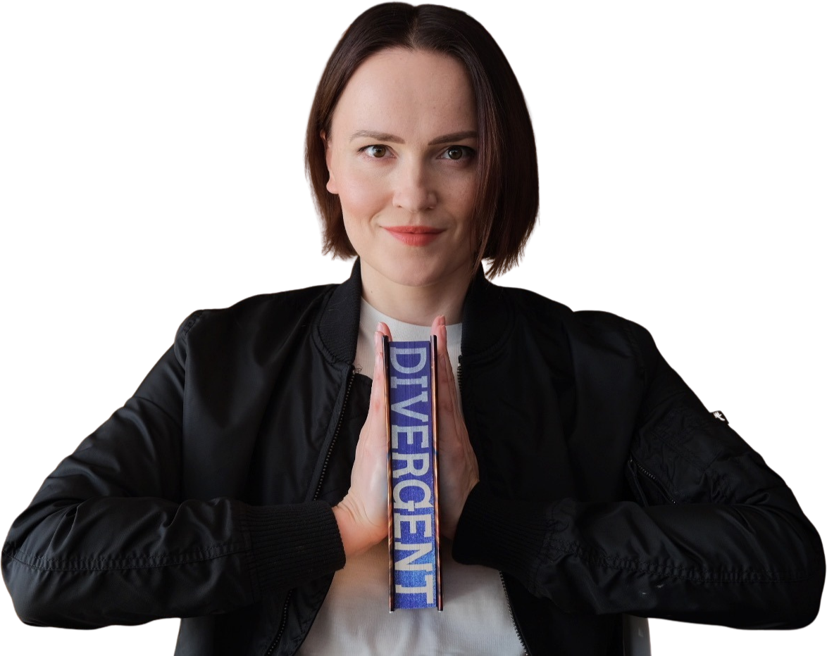 Veronica Roth holding a copy of Divergent